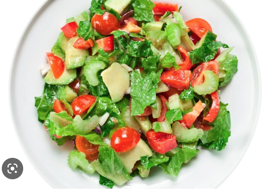 Ensalada de apio, tomate y aguacate con conejo al ajillo.